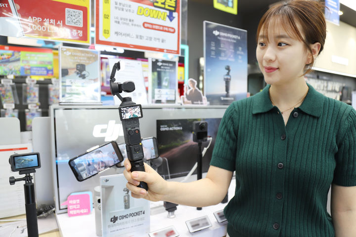 [서울=뉴시스] 롯데하이마트가 전국 주요 오프라인 매장과 온라인쇼핑몰에서 ‘DJI 오즈모 포켓 4(Osmo Pocket 4)’를 판매한다. (사진=롯데하이마트 제공) 2026.04.24. photo@newsis.com *재판매 및 DB 금지