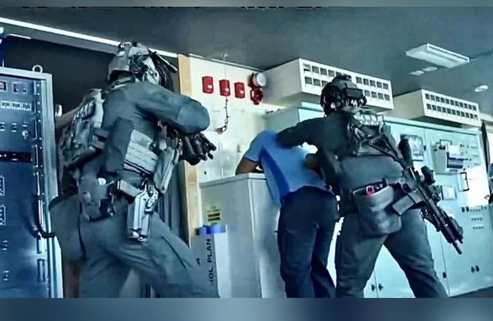  [서울=뉴시스] 21일 남중국해 타이핑섬에서 진행된 ‘9차 남방지원 훈련’에서 대만 특수부대원들이 항행 금지 선박의 선원들을 제압하고 있다.(출처: 연합보 홈페이지 캡처) 2026.04.23. *재판매 및 DB 금지