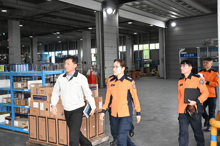 [대구=뉴시스] 대구서부소방서는 대형물류창고 크레텍웰딩을 방문해 행정지도를 실시했다고 23일 밝혔다. (사진=대구서부소방서 제공) 2026.04.23. photo@newsis.com *재판매 및 DB 금지