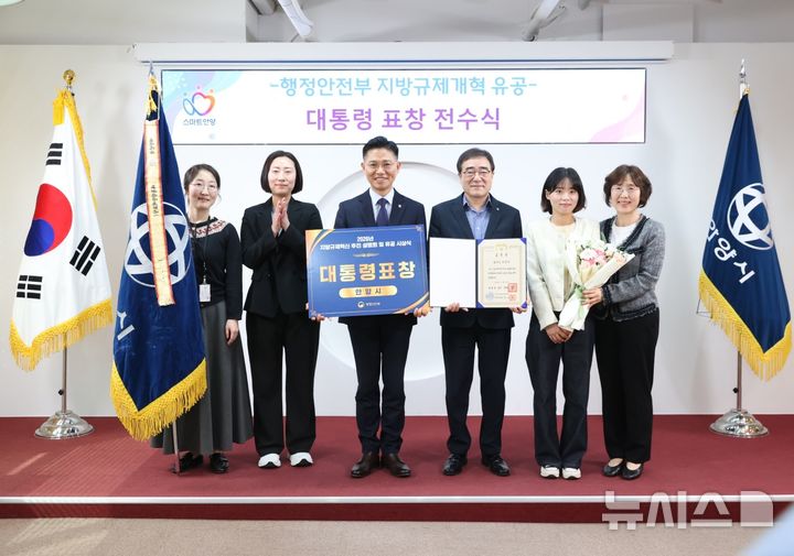 [안양=뉴시스] 경기 안양시가 23일 시청 3층 접견실에서 전수식을 열고 직원들을 격려하고 있다. (사진=안양시 제공) 2026.04.23. photo@newsis.com