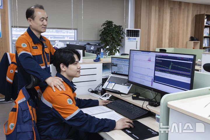 [포항=뉴시스] 안병철 기자 = 포스코 포항제철소 직원이 예지 정비 모니터링 시스템을 통해 설비를 관찰하고 있다. (사진=포스코 제공) 2026.04.23. photo@newsis.com