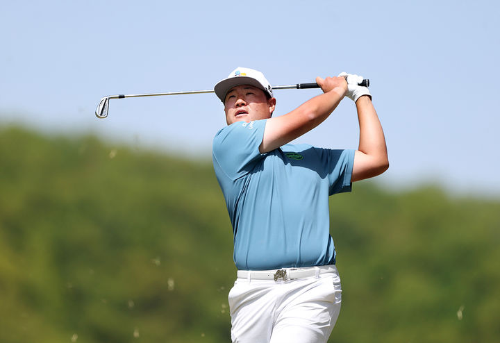 [서울=뉴시스] 임성재가 23일 경기도 파주시 서원밸리 컨트리클럽 밸리·서원 코스(파71)에서 열린 한국프로골프(KPGA) 투어 우리금융 챔피언십 1라운드 3번 홀에서 아이언 샷을 하고 있다. (사진=KPGA 제공) 2026.04.23