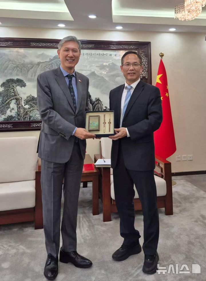 [베이징=뉴시스] 노재헌 주중국대사가 23일 오전 베이징 중국공산주의청년단(공청단) 중앙위원회를 방문해 쉬샤오 공청단 상무서기 겸 전국청년연합회 주석과 면담했다. 사진은 선물을 주고받는 노 대사와 쉬 서기.(사진=주중국대사관 제공) 2026.04.23 photo@newsis.com