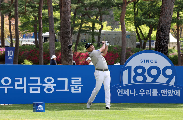 [서울=뉴시스] 이태훈이 23일 경기도 파주시 서원밸리 컨트리클럽 밸리·서원 코스(파71)에서 열린 한국프로골프(KPGA) 투어 우리금융 챔피언십 1라운드 1번 홀에서 티샷을 하고 있다. (사진=KPGA 제공) 2026.04.23. *재판매 및 DB 금지