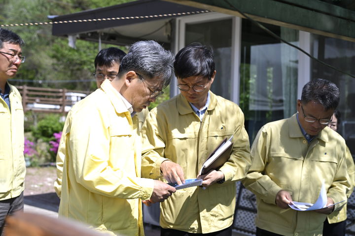 [남원=뉴시스] 남원시 이성호 부시장이 지적 상의 위치와 대조해 가며 하천·계곡 내 점용시설 점검을 하고 있다. *재판매 및 DB 금지