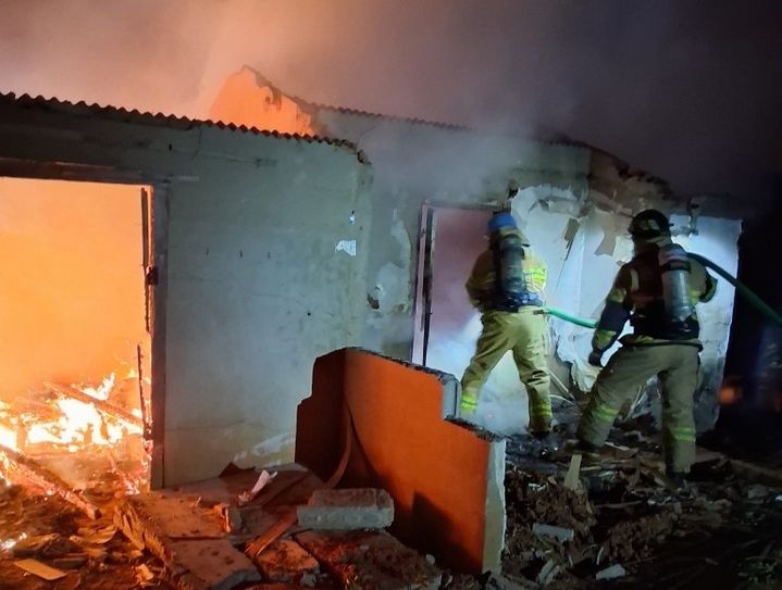 [무안=뉴시스] 23일 오후 8시20분께 전남 무안군 해제면 한 주택에서 불이 나 당국이 진화 중이다. (사진 = 전남소방본주 베공) 2026.04.23. photo@newsis.com *재판매 및 DB 금지