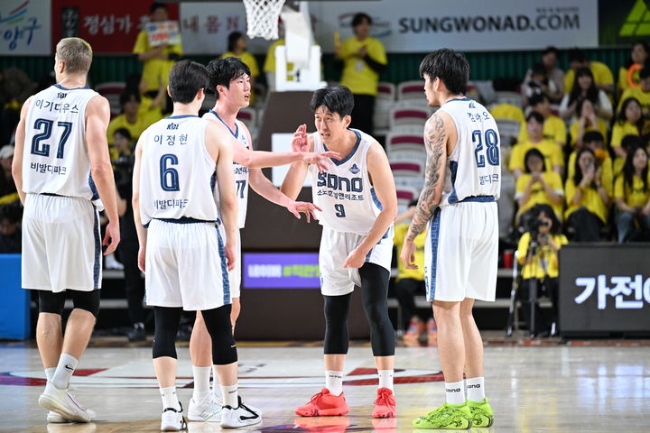 고양 소노, LG 상대 15점 차 대역전극…4강 PO 기선제압