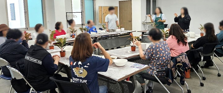 [정읍=뉴시스] 정읍시 샘골건강생활지원센터의 '장애인 통합건강증진 프로그램' 참여자들이 전문 강사로부터 건강관리 교육을 받고 있다. *재판매 및 DB 금지