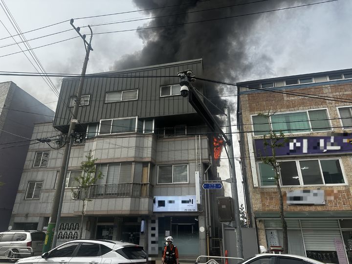 [군산=뉴시스] 23일 오후 4시53분께 전북 군산시 지곡동의 4층 규모 다세대주택에서 불이 나 연기가 피어오르고 있다. (사진=전북도소방본부 제공) 2026.04.23. photo@newsis.com *재판매 및 DB 금지