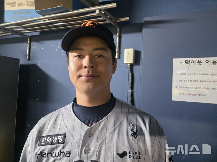 [서울=뉴시스] 김희준 기자 = 한화 이글스의 노시환이 23일 잠실구장에서 벌어진 LG 트윈스와의 경기를 마친 뒤 더그아웃에서 인터뷰를 하고 있다. 2026.04.23jinxijun@newsis.com