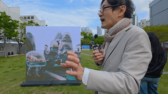 [사진=박현주 미술전문기자]23일 서진석 부산시립미술관장이 미술관 야외 공간에 설치된 분절된 숏폼(Short-Form) 형식의 미디어 아트 작품을 설명하고 있다. *재판매 및 DB 금지