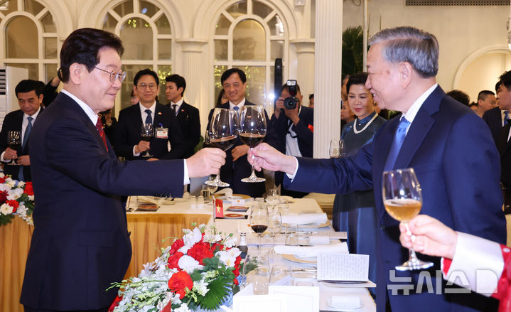 [하노이=뉴시스] 고범준 기자 = 이재명 대통령과 또 럼 베트남 당 서기장 겸 국가주석이 22일(현지 시간) 베트남 하노이 영빈관에서 열린 국빈만찬에서 건배하고 있다. 2026.04.23. bjko@newsis.com