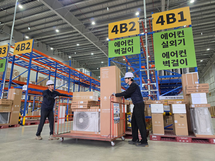 [서울=뉴시스] 삼성전자는 다가올 무더위에 앞서 23일부터 8월까지 삼성전자로지텍과 함께 에어컨 설치 전담팀을 운영한다. 삼성전자는 전담팀 운영을 통해 고객이 원하는 시점에 신속하고 안정적인 에어컨 설치 서비스를 제공할 계획이다. (사진=삼성전자 제공) 2026.04.23. photo@newsis.com *재판매 및 DB 금지