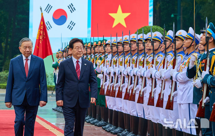 [하노이=뉴시스] 고범준 기자 = 이재명 대통령과 또 럼 베트남 당 서기장 겸 국가주석이 22일(현지 시간) 하노이 주석궁 대정원에서 열린 공식환영식에서 의장대를 사열하고 있다. (공동취재) 2026.04.23. bjko@newsis.com