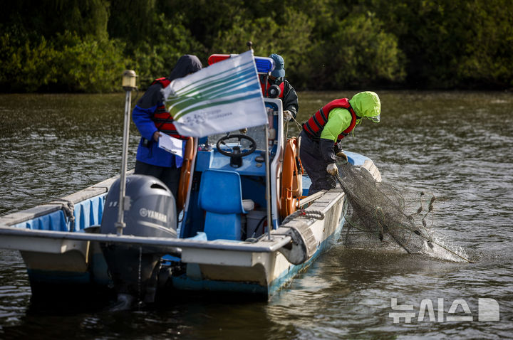 [서울=뉴시스] 정병혁 기자 = 23일 서울 영등포구 한강 밤섬 일대에서 미래한강본부 관계자들이 한강 어종조사를 하고 있다. 2026.04.23. jhope@newsis.com