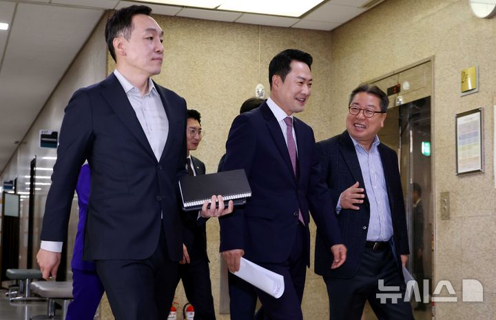 [서울=뉴시스] 조성봉 기자 = 장동혁 국민의힘 대표가 23일 오전 서울 여의도 국회에서 열린 최고위원회의에 참석하고 있다. 왼쪽부터 김민수 최고위원, 장 대표, 조광한 최고위원. 2026.04.23. suncho21@newsis.com