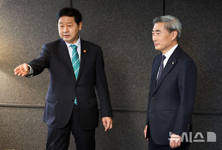 [서울=뉴시스] 최진석 기자 = 구윤철(왼쪽) 경제부총리 겸 재정경제부 장관 23일 서울 중구 은행회관 뱅커스클럽에서 열린 조찬회동에 입장장해 신현송 한국은행 총재에게 자리를 권하고 있다. 2026.04.23. myjs@newsis.com