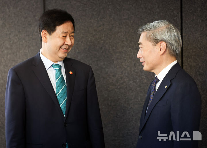 [서울=뉴시스] 최진석 기자 = 구윤철(왼쪽) 경제부총리 겸 재정경제부 장관과 신현송 한국은행 총재가 23일 서울 중구 은행회관 뱅커스클럽에서 열린 조찬회동에 입장해 대화를 나누고 있다. 2026.04.23. myjs@newsis.com