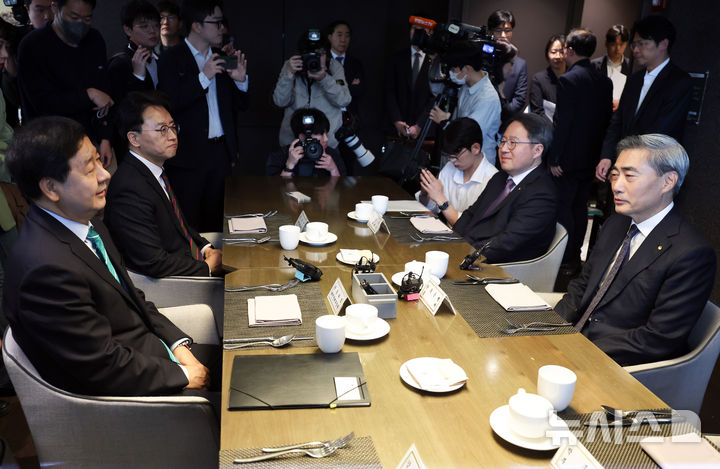 [서울=뉴시스] 최진석 기자 = 신현송(오른쪽) 한국은행 총재가 23일 서울 중구 은행회관 뱅커스클럽에서 열린 구윤철 경제부총리 겸 재정경제부 장관과의 조찬회동에서 발언하고 있다. 2026.04.23. myjs@newsis.com