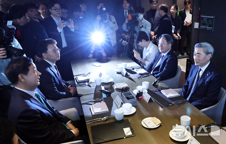 [서울=뉴시스] 최진석 기자 = 구윤철(왼쪽) 경제부총리 겸 재정경제부 장관이 23일 서울 중구 은행회관 뱅커스클럽에서 열린 신현송 한국은행 총재와의 조찬회동에서 발언하고 있다. 2026.04.23. myjs@newsis.com