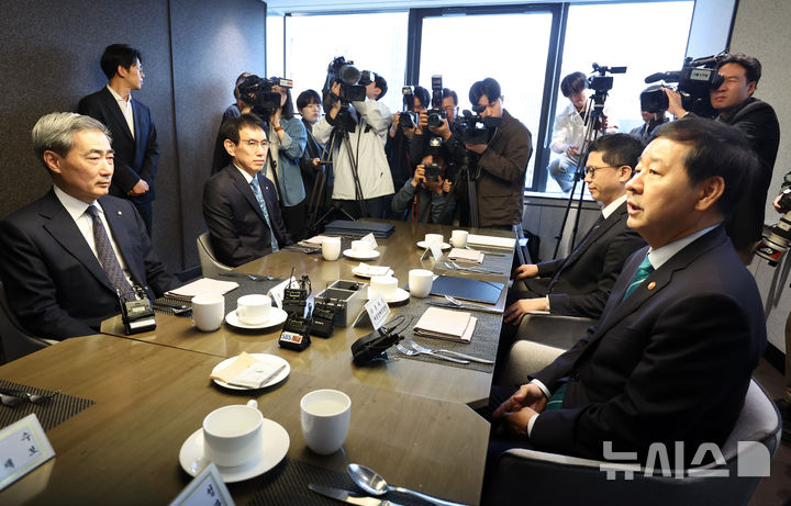 [서울=뉴시스] 최진석 기자 = 사진은 구윤철(오른쪽) 경제부총리 겸 재정경제부 장관이 지난 23일 서울 중구 은행회관 뱅커스클럽에서 열린 신현송 한국은행 총재와의 조찬회동에서 발언하고 있는 모습. 2026.04.23. myjs@newsis.com