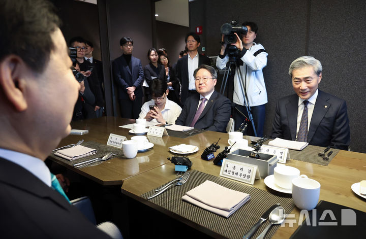 [서울=뉴시스] 최진석 기자 = 신현송(오른쪽) 한국은행 총재가 23일 서울 중구 은행회관 뱅커스클럽에서 열린 구윤철 경제부총리 겸 재정경제부 장관과의 조찬회동에서 발언하고 있다. 2026.04.23. myjs@newsis.com