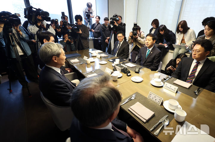 [서울=뉴시스] 최진석 기자 = 구윤철(오른쪽 두번째) 경제부총리 겸 재정경제부 장관이 23일 서울 중구 은행회관 뱅커스클럽에서 열린 신현송 한국은행 총재와의 조찬회동에서 발언하고 있다. 2026.04.23. myjs@newsis.com