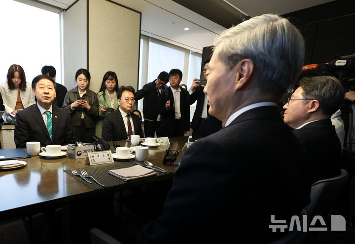 [서울=뉴시스] 최진석 기자 = 구윤철(왼쪽) 경제부총리 겸 재정경제부 장관이 23일 서울 중구 은행회관 뱅커스클럽에서 열린 신현송 한국은행 총재와의 조찬회동에서 발언하고 있다. 2026.04.23. myjs@newsis.com