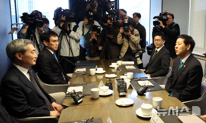 [서울=뉴시스] 최진석 기자 = 구윤철(오른쪽) 경제부총리 겸 재정경제부 장관이 23일 서울 중구 은행회관 뱅커스클럽에서 열린 신현송 한국은행 총재와의 조찬회동에서 발언하고 있다. 2026.04.23. myjs@newsis.com