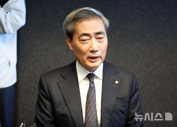 [서울=뉴시스] 최진석 기자 = 신현송 한국은행 총재가 23일 서울 중구 은행회관 뱅커스클럽에서 열린 구윤철 경제부총리 겸 재정경제부 장관과의 조찬회동에서 발언하고 있다. 2026.04.23. myjs@newsis.com