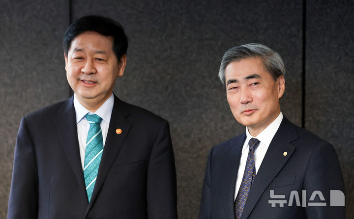 [서울=뉴시스] 최진석 기자 = 구윤철(왼쪽) 경제부총리 겸 재정경제부 장관과 신현송 한국은행 총재가 23일 서울 중구 은행회관 뱅커스클럽에서 열린 조찬회동에 입장해 발언하고 있다. 2026.04.23. myjs@newsis.com