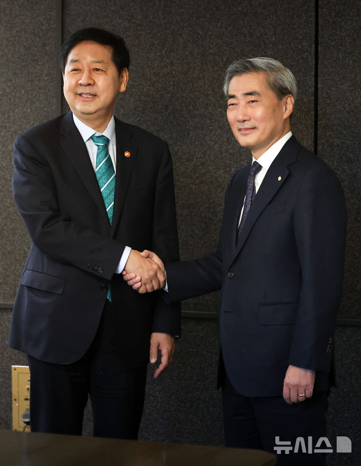 [서울=뉴시스] 최진석 기자 = 구윤철(왼쪽) 경제부총리 겸 재정경제부 장관과 신현송 한국은행 총재가 23일 서울 중구 은행회관 뱅커스클럽에서 열린 조찬회동에 입장하며 악수하고 있다. 2026.04.23. myjs@newsis.com