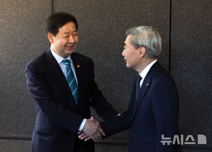 [서울=뉴시스] 최진석 기자 = 구윤철(왼쪽) 경제부총리 겸 재정경제부 장관과 신현송 한국은행 총재가 23일 서울 중구 은행회관 뱅커스클럽에서 열린 조찬회동에 입장하며 악수하고 있다. 2026.04.23. myjs@newsis.com