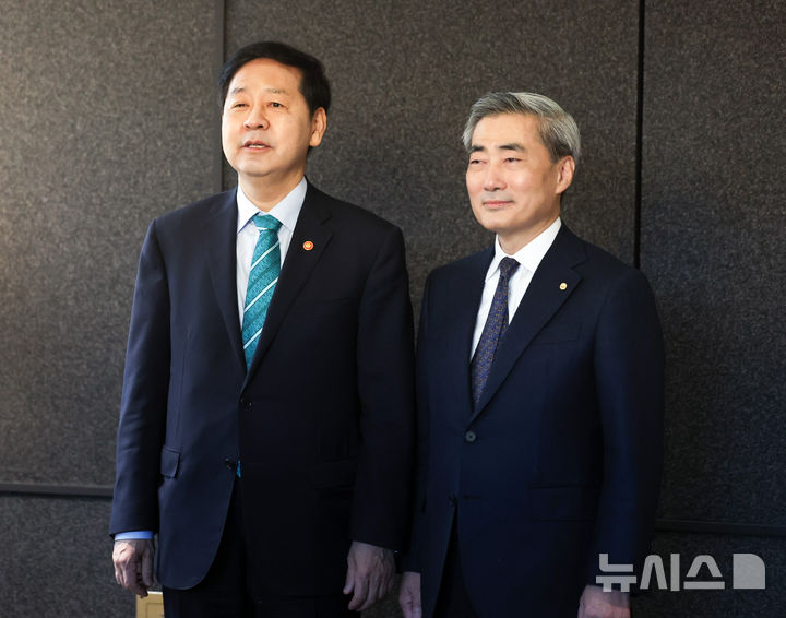 [서울=뉴시스] 최진석 기자 = 구윤철(왼쪽) 경제부총리 겸 재정경제부 장관과 신현송 한국은행 총재가 23일 서울 중구 은행회관 뱅커스클럽에서 열린 조찬회동에 입장해 포즈를 취하고 있다. 2026.04.23. myjs@newsis.com