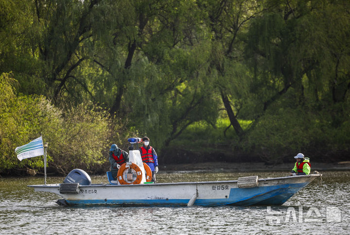 [서울=뉴시스] 정병혁 기자 = 23일 서울 영등포구 한강 밤섬 일대에서 미래한강본부 관계자들이 한강 어종조사를 하고 있다. 2026.04.23. jhope@newsis.com