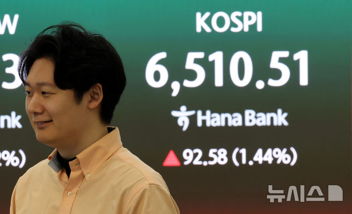 [서울=뉴시스] 박주성 기자 = 23일 오전 서울 중구 하나은행 딜링룸에서 딜러들이 업무를 하고 있다.코스피는 전 거래일(6417.93)보다 70.90포인트(1.10%) 상승한 6488.83에 개장한 직후 6500선을 넘어섰다. 2026.04.23. park7691@newsis.com