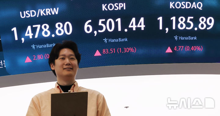 [서울=뉴시스] 박주성 기자 = 23일 오전 서울 중구 하나은행 딜링룸에서 딜러들이 업무를 하고 있다.코스피는 전 거래일(6417.93)보다 70.90포인트(1.10%) 상승한 6488.83에 개장한 직후 6500선을 넘어섰다. 2026.04.23. park7691@newsis.com