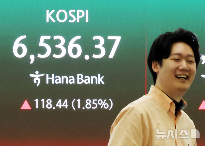 [서울=뉴시스] 박주성 기자 = 23일 오전 서울 중구 하나은행 딜링룸에서 딜러들이 업무를 하고 있다.코스피는 전 거래일(6417.93)보다 70.90포인트(1.10%) 상승한 6488.83에 개장한 직후 6500선을 넘어섰다. 2026.04.23. park7691@newsis.com