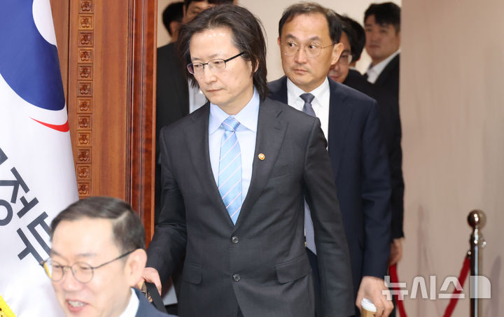 [서울=뉴시스] 추상철 기자 = 주병기 공정거래위원회 위원장이 23일 오전 서울 종로구 정부서울청사에서 열린 민생물가 특별관리 관계장관 TF 회의에 참석하고 있다. 2026.04.23. scchoo@newsis.com