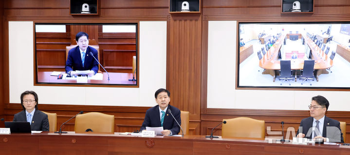 [서울=뉴시스] 추상철 기자 = 구윤철 부총리 겸 재정경제부 장관이 23일 오전 서울 종로구 정부서울청사에서 열린 민생물가 특별관리 관계장관 TF 회의에서 발언하고 있다. 2026.04.23. scchoo@newsis.com