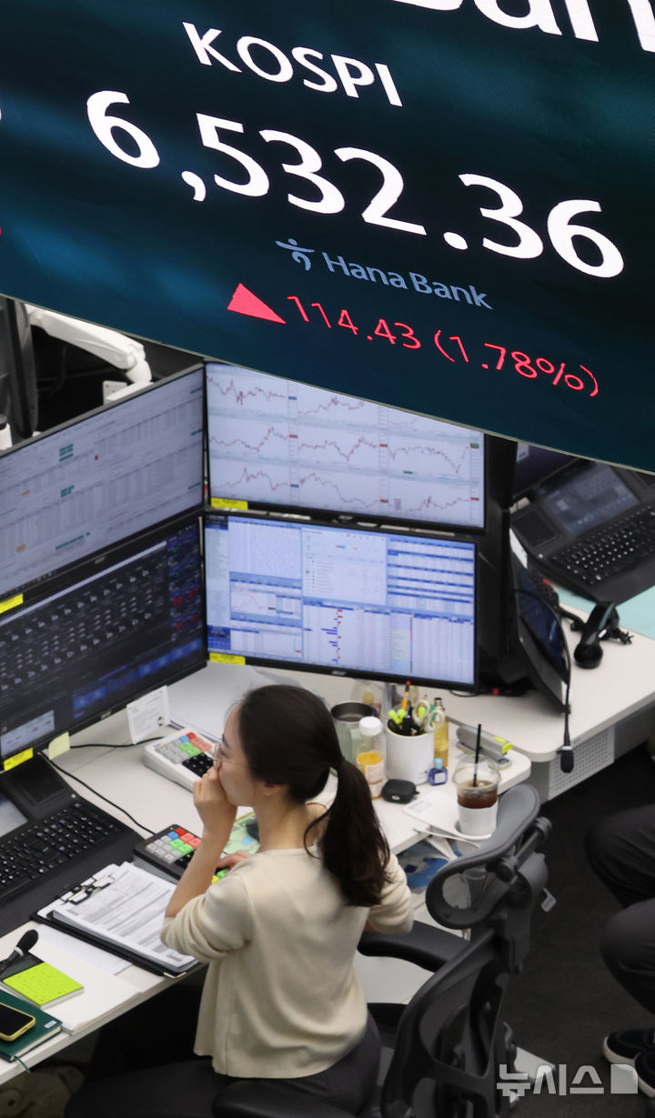 [서울=뉴시스] 박주성 기자 = 23일 오전 서울 중구 하나은행 딜링룸에서 딜러들이 업무를 하고 있다.코스피는 전 거래일(6417.93)보다 70.90포인트(1.10%) 상승한 6488.83에 개장한 직후 6500선을 넘어섰다. 2026.04.23. park7691@newsis.com