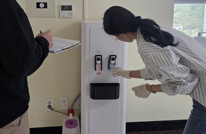 [광주=뉴시스] 광주시보건환경연구원, 먹는 물 안정성 검사. (사진=광주시보건환경연구원 제공). photo@newsis.com *재판매 및 DB 금지