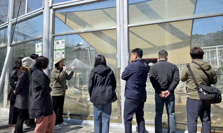 [광주=뉴시스] 광주 우치동물원 수의사와 사육사가 직접 설명하는 '동물과 사는 남자'. (사진=광주우치공원관리사무소 제공). photo@newsis.com *재판매 및 DB 금지