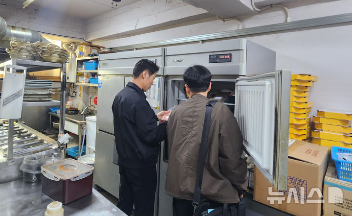 국립농산물품질관리원 전남지원이 냉장고에 보관 중인 음식 재료 원산지를 확인하고 있다. (사진=농관원 전남지원 제공) photo@newsis.com *재판매 및 DB 금지