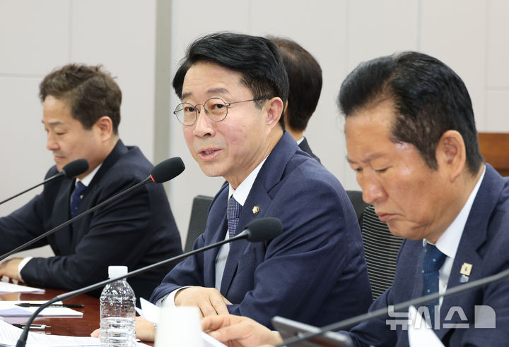 [서울=뉴시스] 김금보 기자 = 조정식 더불어민주당 외교통일자문회의 의장이 23일 오전 서울 여의도 국회 의원회관에서 더불어민주당 외교통일자문회의·한반도평화신전략위원회·국회 외교통일위원회 더불어민주당 공동주최로 열린 '중동전쟁의 영향과 과제 토론회'에서 발언을 하고 있다. 2026.04.23. kgb@newsis.com
