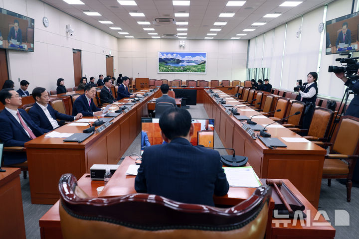 [서울=뉴시스] 고승민 기자 = 김석기 국회 외교통일위원장이 지난달 23일 서울 여의도 국회에서 열린 외교통일위원회 전체회의를 주재하고 있다. 여당 의원, 통일부 장관, 외교부 장관은 이날 회의에 참석하지 않았다. 2026.04.23. kkssmm99@newsis.com