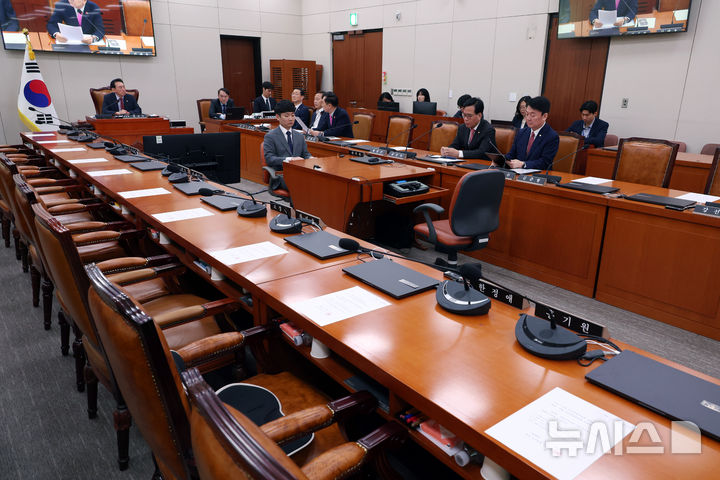 [서울=뉴시스] 고승민 기자 = 김석기 국회 외교통일위원장이 23일 서울 여의도 국회에서 열린 외교통일위원회 전체회의를 주재하고 있다. 여당 의원, 통일부 장관, 외교부 장관은 이날 회의에 참석하지 않았다. 2026.04.23. kkssmm99@newsis.com
