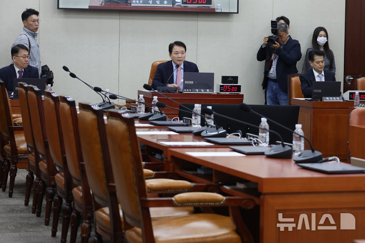 [서울=뉴시스] 고승민 기자 = 성일종 국회 국방위원장이 23일 서울 여의도 국회에서 열린 국방위원회 전체회의, 한미 대북 정보 관련 현안보고를 주재하고 있다. 여당 및 국방부에서는 참석하지 않았다. 2026.04.23. kkssmm99@newsis.com