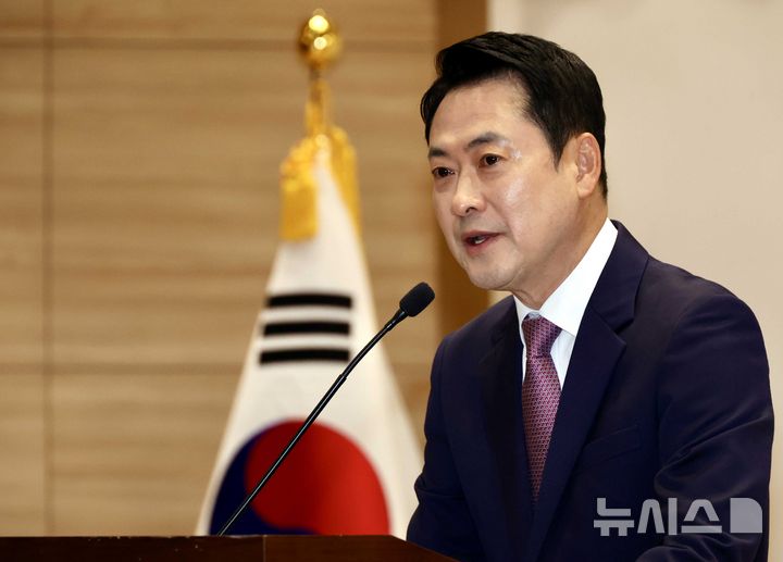 [서울=뉴시스] 조성봉 기자 = 장동혁 국민의힘 대표가 23일 오전 서울 여의도 국회 의원회관 대회의실에서 열린 AI·디지털 전환 시대, 직업훈련의 품질개선과 혁신, 지원 개선 방안 토론회에서 축사를 하고 있다.2026.04.23. suncho21@newsis.com