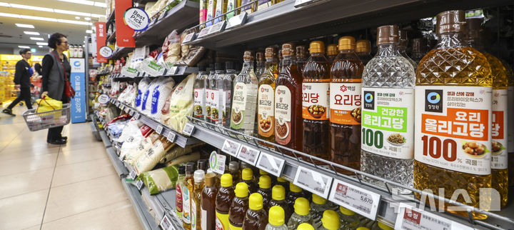 [서울=뉴시스] 정병혁 기자 = 23일 서울시내 대형마트에 전분당 제품인 올리고당 등 전분당 제품이 진열되어 있다.지난 8년에 걸쳐 10조 원대 전분 및 당류(전분당) 가격을 담합한 의혹을 받는 대상·사조CPK·CJ제일제당 등 3개 업체와 각 회사의 대표이사 등 관련자 총 25명이 재판에 넘겨졌다. 서울중앙지검 공정거래조사부(부장검사 나희석)는 대상·사조CPK·CJ제일제당 3개 업체와 각 회사의 대표이사, 전분당협회장 등 총 25명(법인 3곳·개인 22명)을 공정거래법 위반 혐의로 기소했다. '전분당 담합 의혹'은 대상, 사조CPK, 삼양, CJ제일제당 등 4개 업체가 지난 8년에 걸쳐 약 10조원 규모의 가격 담합했다는 내용을 골자로 한다. 2026.04.23. jhope@newsis.com